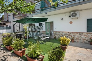 Outdoor dining - Apartment 'Bella Veduta Luna' with Sea & Mountain View, Wi-Fi, Air Conditioning (Agerola)