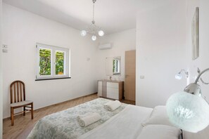 1 habitación, tabla de planchar con plancha, wifi gratis y ropa de cama 