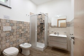 Regadera, secadora de cabello, toallas 