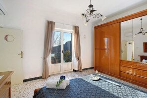 3 slaapkamers, een strijkplank/strijkijzer, gratis wifi, beddengoed