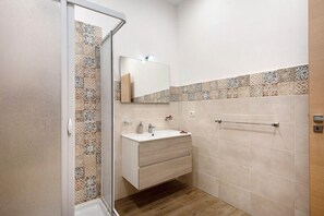 Shower, towels - Apartment 'Bella Veduta' with Sea and Mountain Views (Agerola)