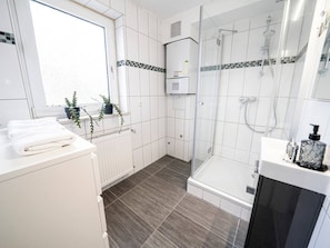 Articles de toilette gratuits, sèche-cheveux, serviettes fournies