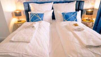 3 habitaciones, escritorio y tabla de planchar con plancha