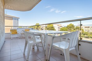 Outdoor dining - Apartment 'Apartamento Ct' with Shared Pool, Wi-Fi and Air Conditioning (Salou)