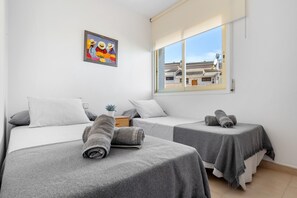2 bedrooms, free WiFi, bed sheets - Apartment 'Apartamento Ct' with Shared Pool, Wi-Fi and Air Conditioning (Salou)