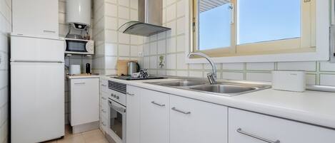 KĂŒhlschrank, Mikrowelle, Ofen, Herdplatte