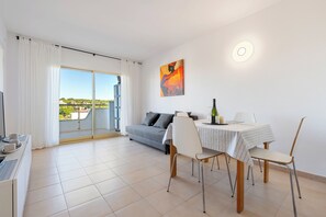 TV - Apartment 'Apartamento Ct' with Shared Pool, Wi-Fi and Air Conditioning (Salou)