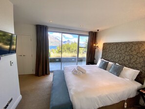 3 soverom, skrivebord, strykejern/-brett og reiseseng for barn