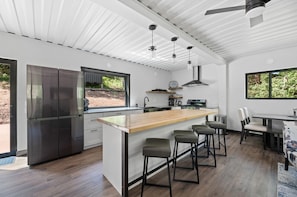 Réfrigérateur, micro-ondes, four, plaque de cuisson