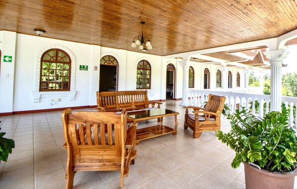 Una televisión de pantalla plana