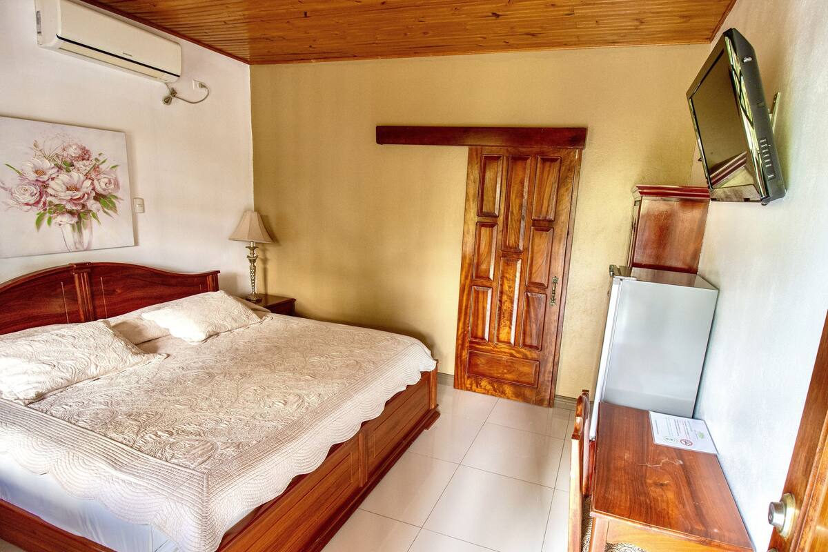 Deluxe Room | 1 bedroom, premium bedding, down comforters, desk