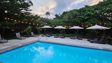 Udendørs pool, åben fra kl. 08.00 til kl. 22.00, parasoller