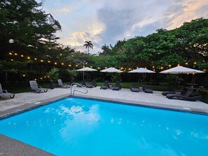 Una piscina al aire libre (de 08:00 a 22:00), sombrillas