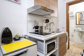 Frigorífico, microondas, placa de cocina y utensilios de cocina