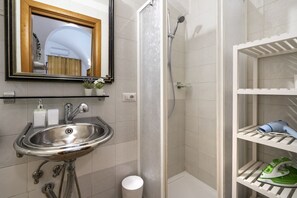 Ducha, secador de pelo y toallas