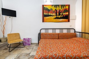 Tabla de planchar con plancha, internet y ropa de cama 