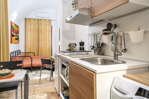 Frigorífico, microondas, placa de cocina y utensilios de cocina