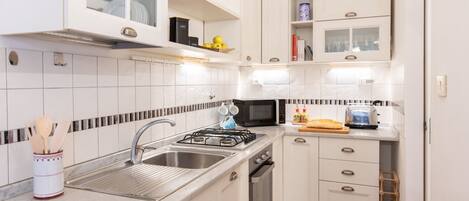 Fridge, microwave, oven, stovetop