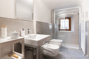 Dusche, Haartrockner, Bidet, Handtücher