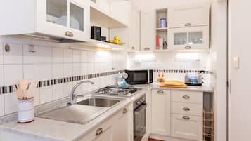 Frigorifero, microonde, forno, piano cottura