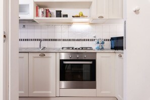 Een koelkast, een microgolfoven, een oven, een kookplaat