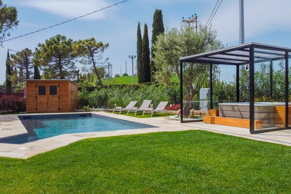 A swimming pool with lounge chairs, a wooden cabin, and a covered seating area. -  L’Organetto Luxury B&B - Brezza Queen Room (Alberelli)