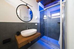 Ducha, secador de pelo, bidé y toallas