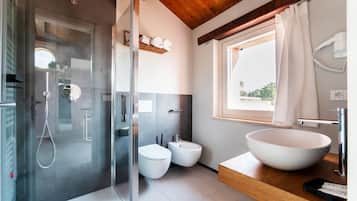 Dusche, Haartrockner, Bidet, Handtücher