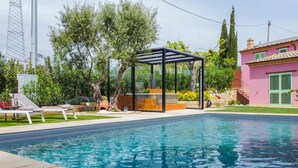 A swimming pool with lounge chairs, a pergola, and surrounding greenery. -  L’Organetto Luxury B&B - Aurora Suite (Alberelli)