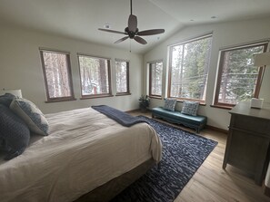 2 bedrooms, in-room safe, desk, iron/ironing board