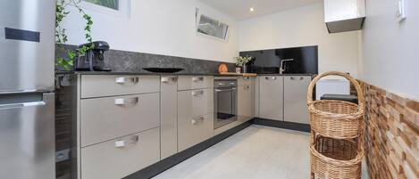 Fridge, oven, stovetop, coffee/tea maker