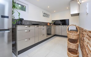 Fridge, oven, stovetop, coffee/tea maker