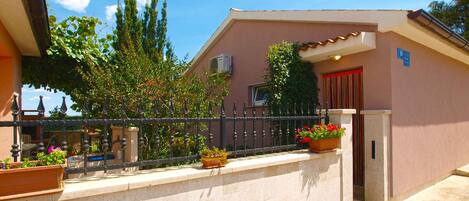 المنشأة من الخارج