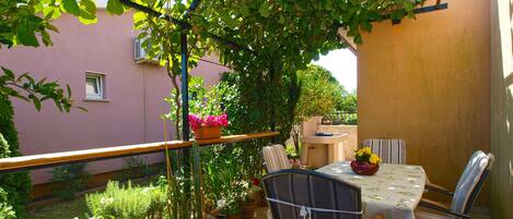 屋外ダイニングエリア