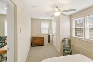 2 soveværelser, skrivebord, strygejern/strygebræt, weekendseng