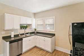 Kylskåp, mikrovågsugn, ugn och spishäll