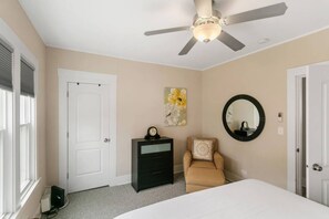 2 Schlafzimmer, Schreibtisch, Bügeleisen/Bügelbrett, Reisekinderbett