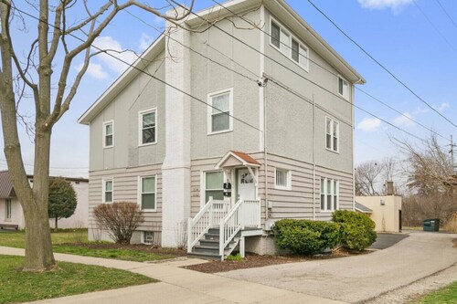 Downtown Libertyville Apt Near Naval Base