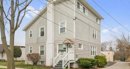 Downtown Libertyville Apt Near Naval Base