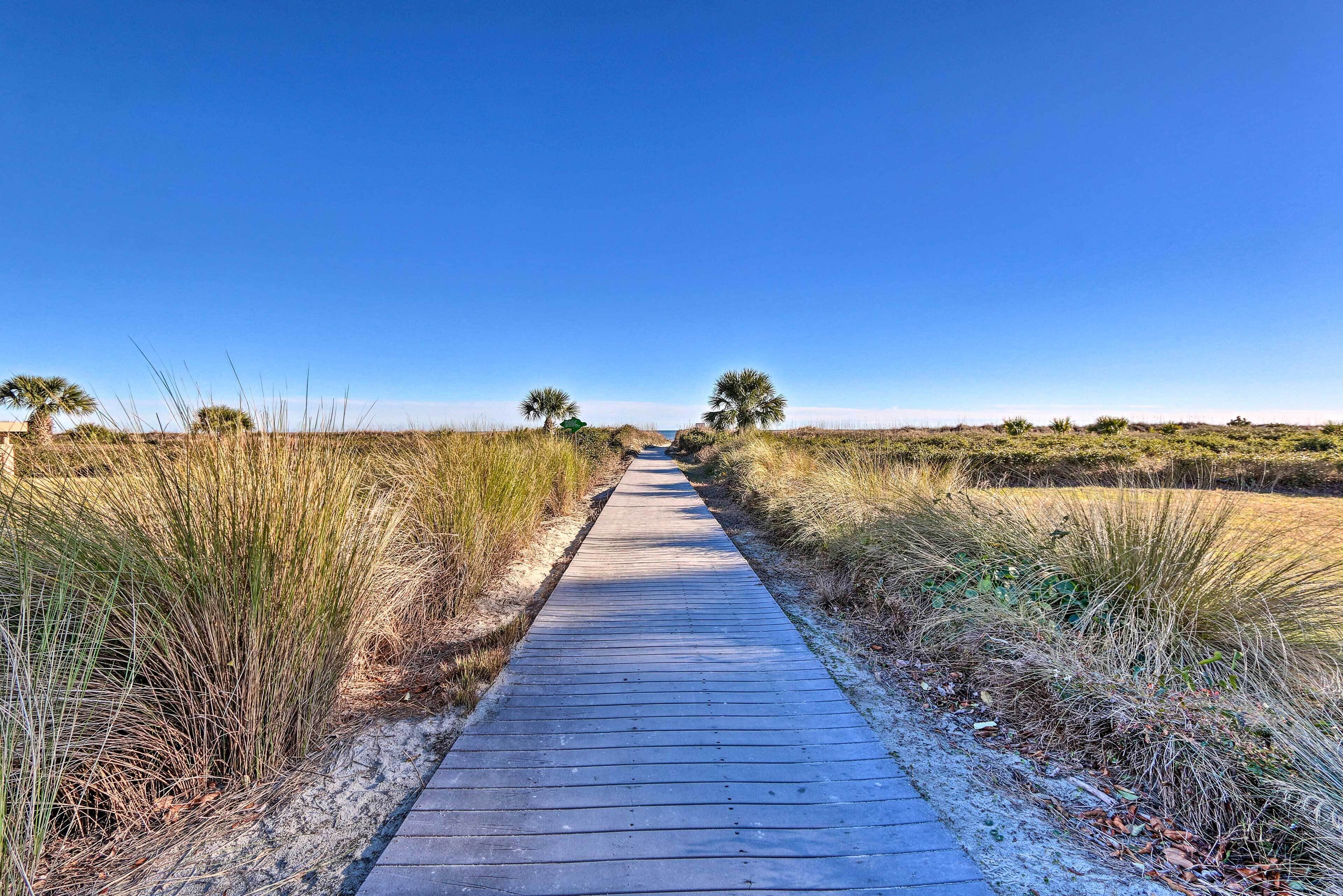 Hilton Head Island Condo: Steps to Beach!