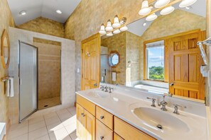 Suihku, poreamme, hiustenkuivaaja, pyyhkeet