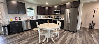 Minutes to Cornell, IC, airport, hiking, wineries, peaceful views!