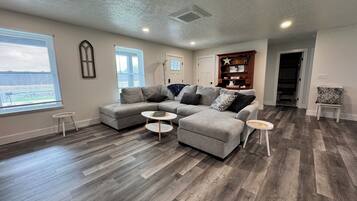 Een smart-tv, een open haard en boeken