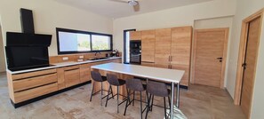 Réfrigérateur, four, lave-vaisselle, cafetière/bouilloire