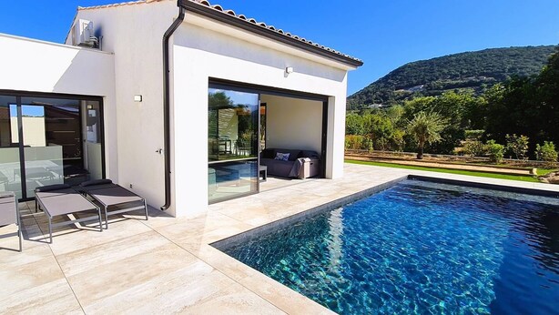 A modern house with a swimming pool, glass doors, and outdoor seating. - Villa Florida, Pinarello, 8 pers, piscine chauffée, 350 m plage à pieds (STE LUCIE DE PORTO VECCHIO)