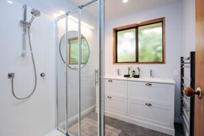 Een douche, milieuvriendelijke toiletartikelen, een haardroger
