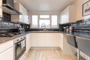 Jääkaappi, mikroaaltouuni, uuni, kahvin-/teenkeitin