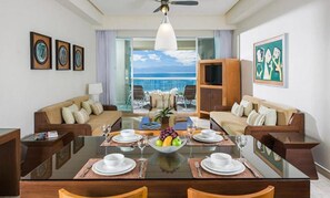 Een smart-tv, een open haard en een stereo