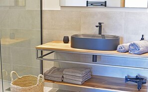 Douche, sèche-cheveux, serviettes fournies