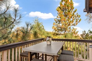 Outdoor dining - EV Charger, Dogs welcome at Sunset Ridge! (Lake Arrowhead)